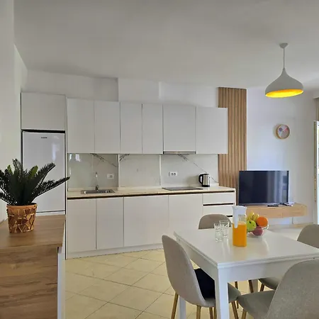 Qerret Happy 096 Lejlighed Golem (Tirana)